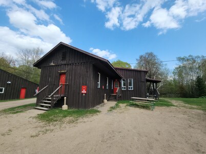 Cozy stay at Haliburton Forest. Trails, Wolf Centre, Canopy Tour, 100 lakes!