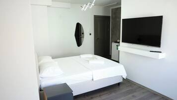 Room, 1 Double Bed, Non Smoking, Partial Sea View | Laptop workspace, free WiFi