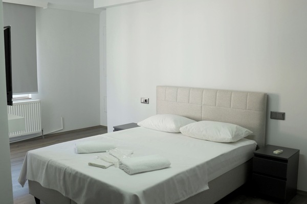Room, 1 Double Bed, Non Smoking, Partial Sea View | Laptop workspace, WiFi (free)