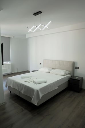 Room, 1 Double Bed, Non Smoking, Partial Sea View | Laptop workspace, free WiFi