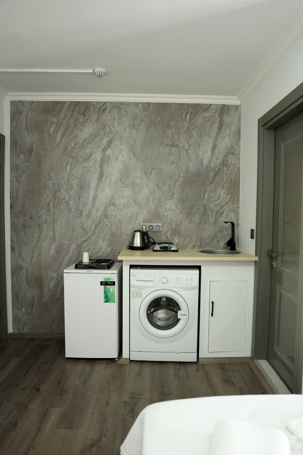 Room, 1 Double Bed, Non Smoking, Partial Sea View | Interior