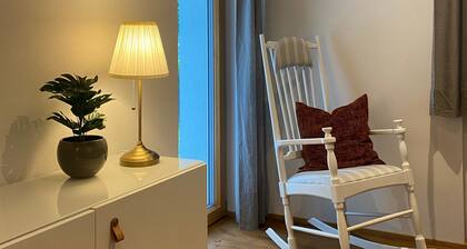 Bergmomente Au – Holiday Apartment with Private Garden and Mountain Views