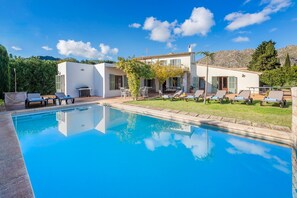 A pool area with lounge chairs and a barbecue grill. - Villa Near Pollenca Town Centre (Pollença)