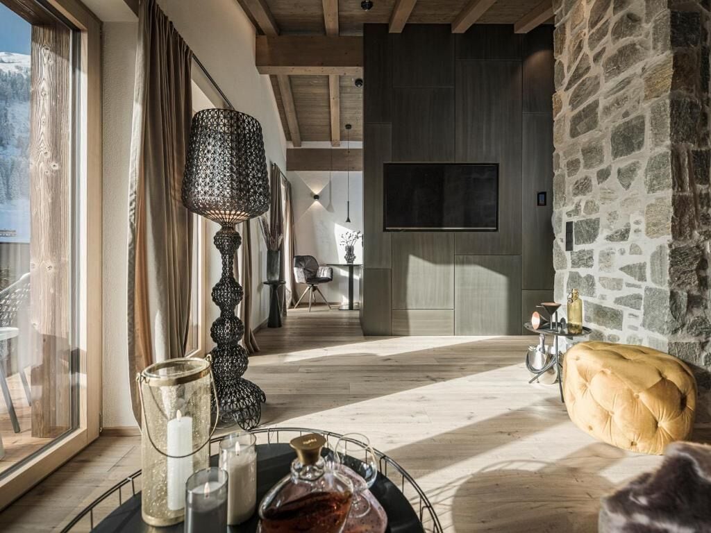 Suite Deluxe, balcón, vista al jardín | Área de sala de estar | Televisión 