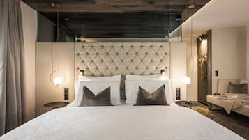 Deluxe-Suite, Balkon, Bergblick | Zimmersafe, schallisolierte Zimmer, kostenloses WLAN