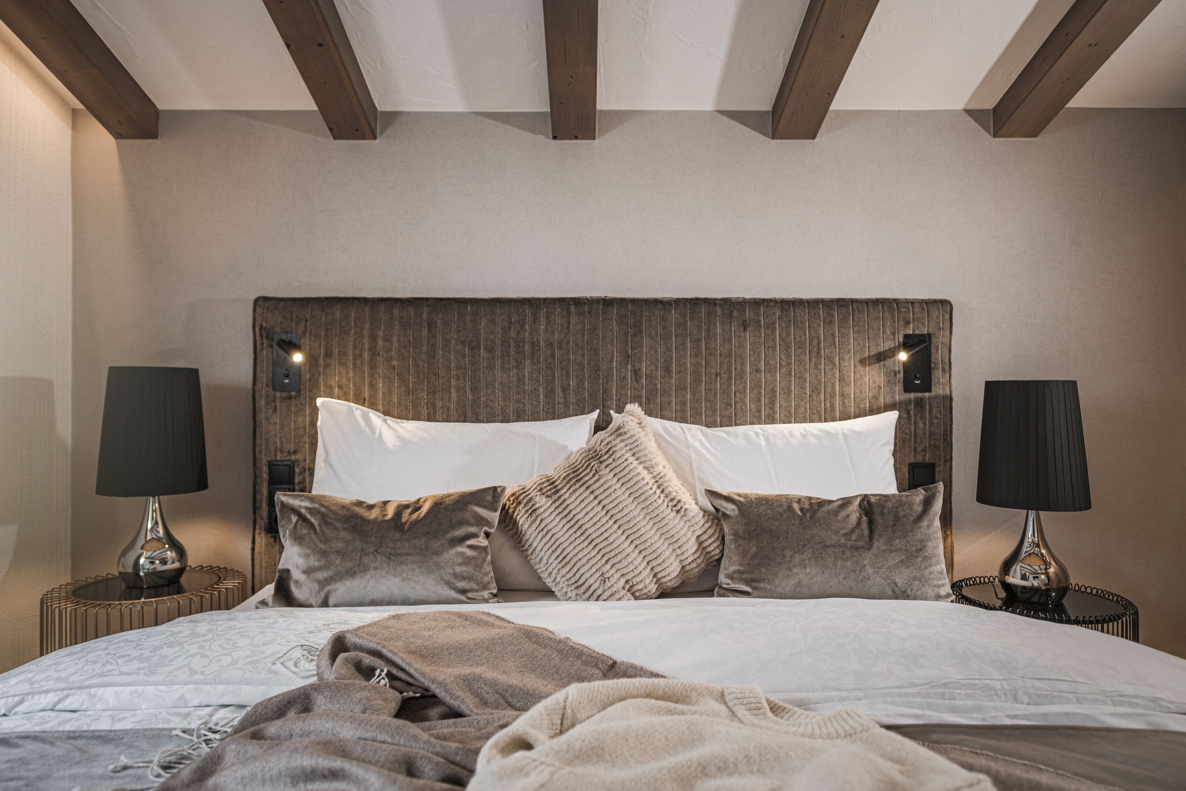 Suíte luxo, sacada, vista para o jardim | Cofres nos quartos, quartos à prova de som, Wi-Fi de cortesia