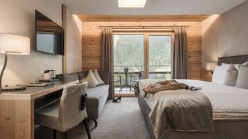 Panoramic-Doppelzimmer, Balkon, Bergblick | Zimmersafe, schallisolierte Zimmer, kostenloses WLAN, Bettwäsche