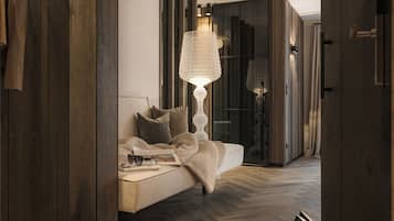 Un dormitorio moderno con una cama grande, una lámpara decorativa y suelo de madera.