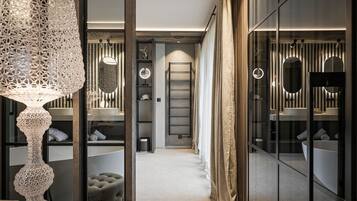 Deluxe Suite, Balcony, Mountain View | Bathroom