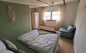 2 Schlafzimmer, Reisekinderbett, kostenloses WLAN, Bettwäsche