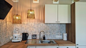 Coffee/tea maker, fridge, oven, stovetop