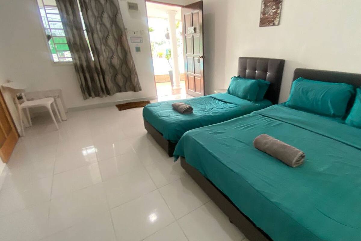 Deluxe Triple Room | Desk, bed sheets