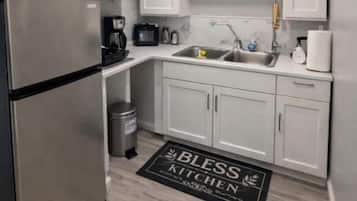 Coffee/tea maker, fridge, microwave, oven