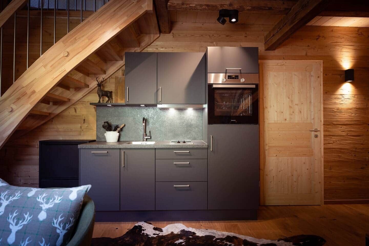 Wasserkocher mit Kaffee-/Teezubehör, Kühlschrank, Ofen, Herdplatte