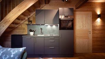 Wasserkocher mit Kaffee-/Teezubehör, Kühlschrank, Ofen, Herdplatte