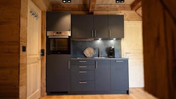 Wasserkocher mit Kaffee-/Teezubehör, Kühlschrank, Ofen, Herdplatte