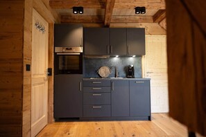 Coffee/tea maker, fridge, oven, stovetop