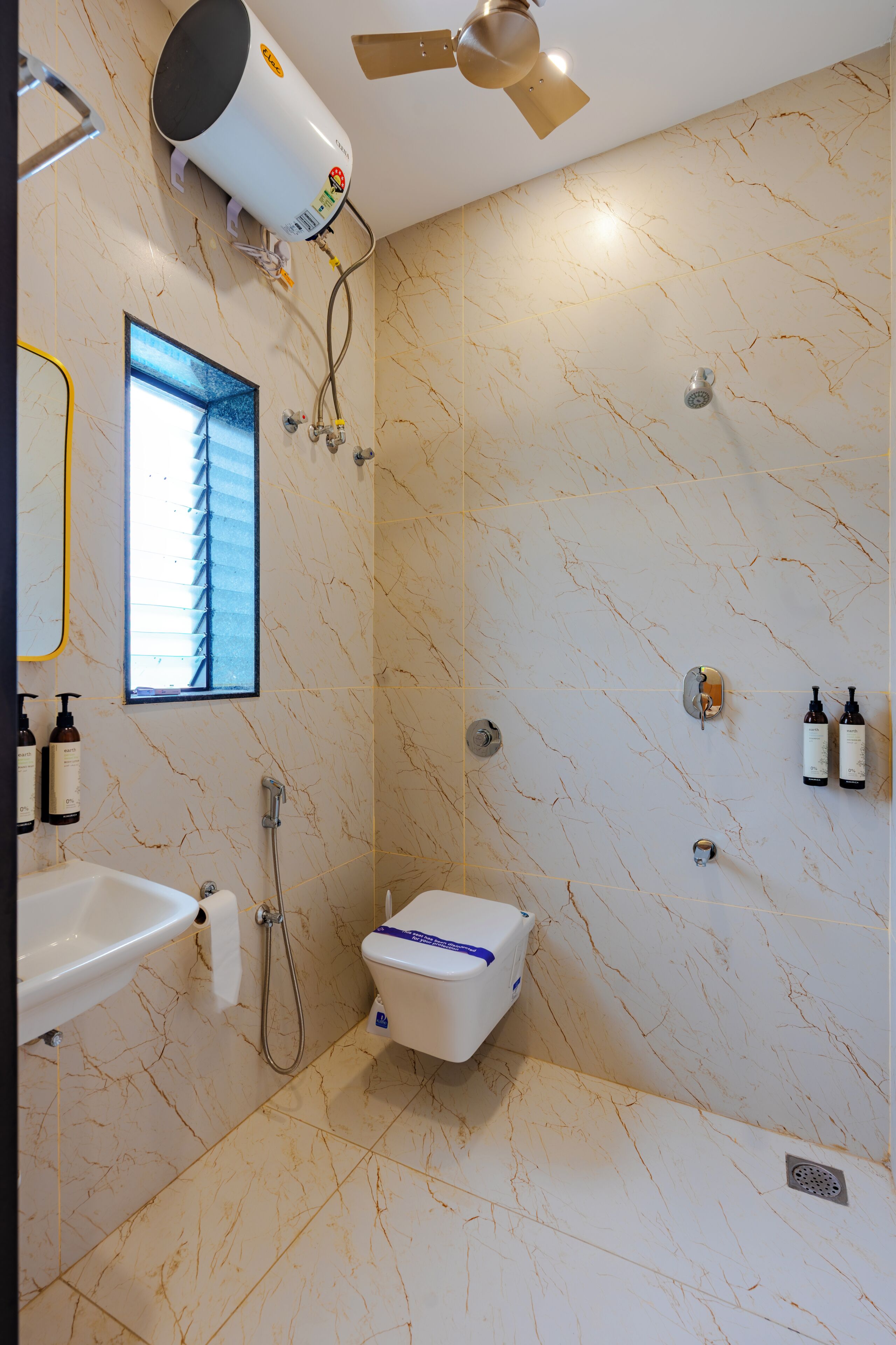 Un baño moderno con ducha, inodoro y lavamanos.
