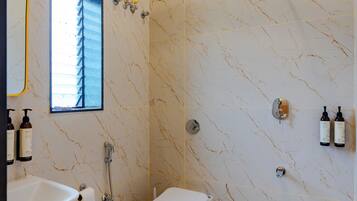 Un baño moderno con ducha, inodoro y lavamanos.