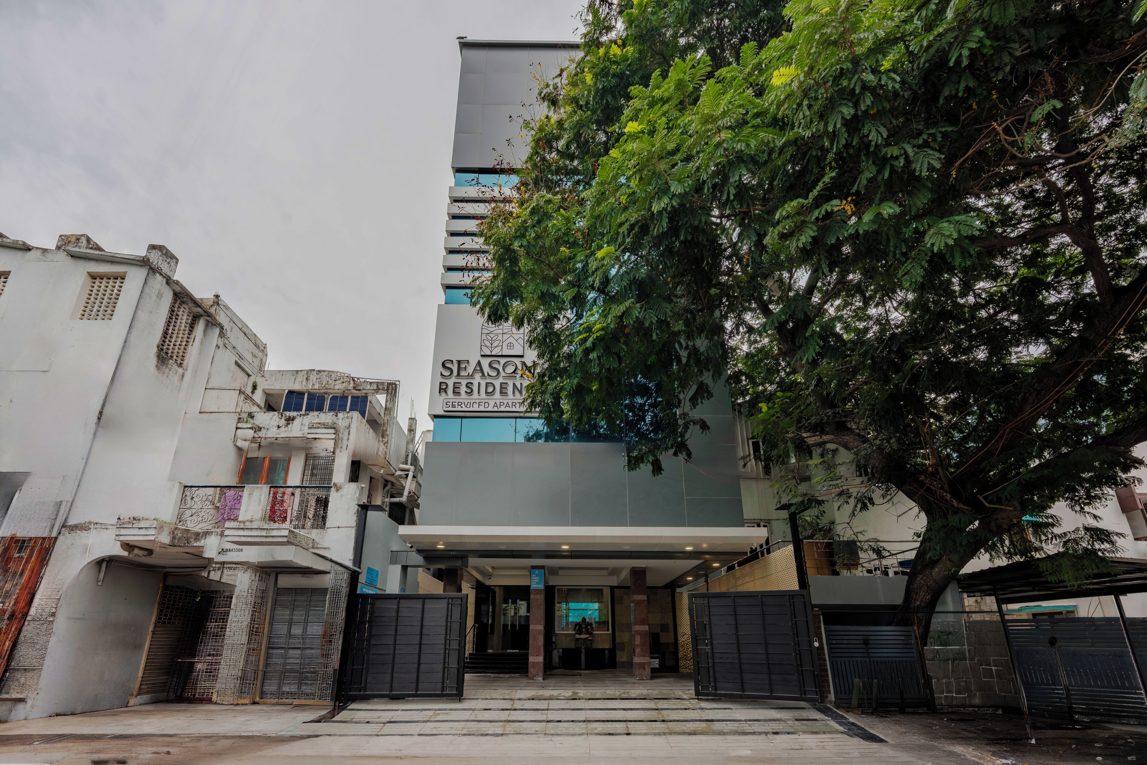 Un edificio con un cartel que dice 'SEASON RESIDENCE APARTMENTS'.