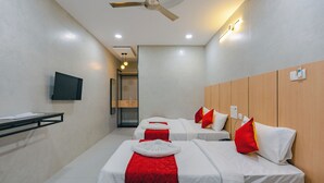 Meja, ruang kerja komputer riba, seterika/papan seterika, Wi-fi percuma 
