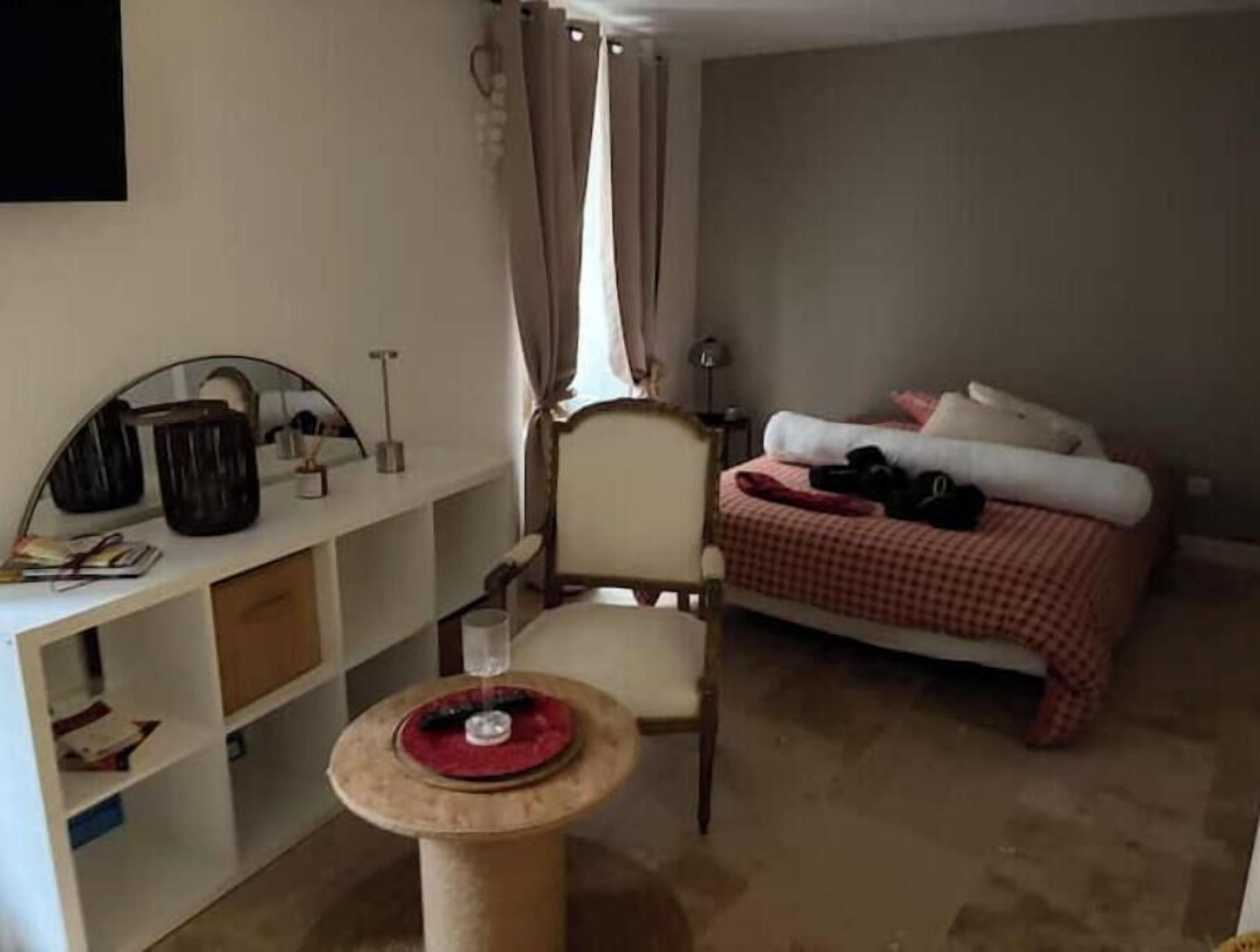 1 chambre, fer et planche à repasser, draps fournis