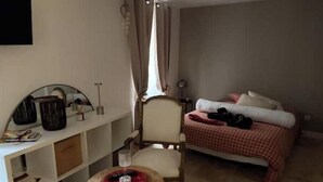 1 chambre, fer et planche à repasser, draps fournis