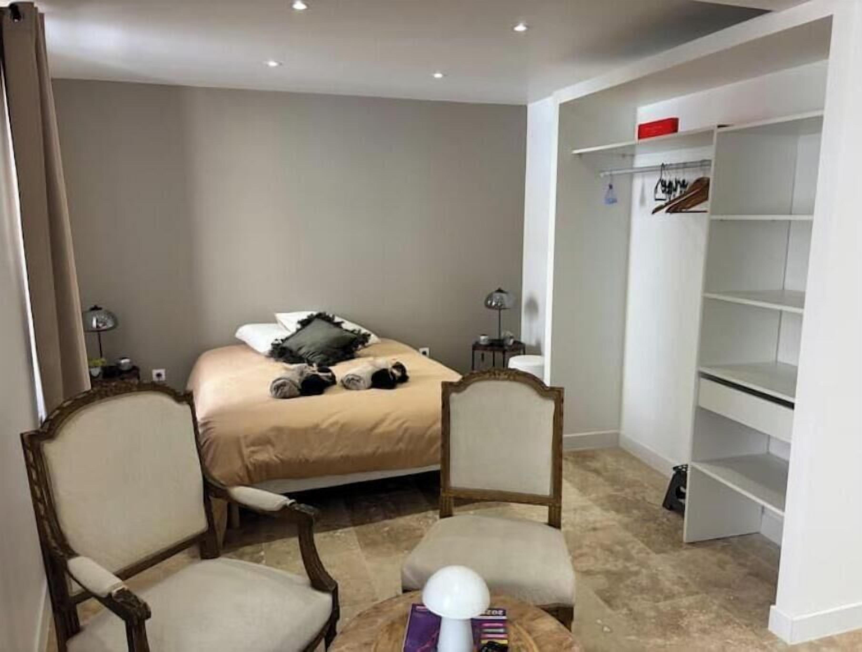 1 slaapkamer, een strijkplank/strijkijzer, beddengoed