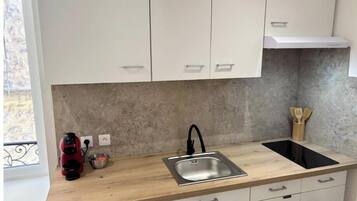 Coffee/tea maker, fridge, microwave, oven