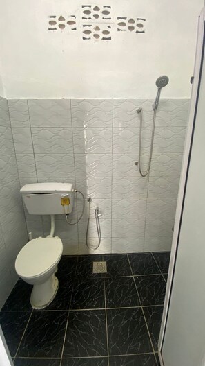 Deluxe Double Room | Bathroom | Shower, rainfall showerhead, free toiletries, towels