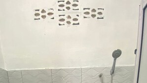 A bathroom with a toilet, a shower, and a tiled floor. - Hotel O D Longan Cottage (Sungai Petani)