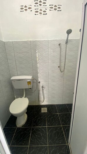 Deluxe-Doppelzimmer | Badezimmer | Dusche, Regendusche, kostenlose Toilettenartikel, Handtücher