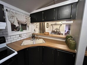 Private kitchen - Charming 3-bedroom 2 bathroom home on the outskirts of Camilla Georgia. (Camilla)