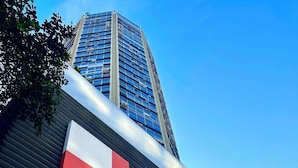 A building with a prominent 'RIO DESIGN' sign, featuring a modern architectural style with a glass facade and a red and white logo. - Apartment in Leblon, Rio de Janeiro!
Best neighborhood, 2 blocks from the beach. (Rio de Janeiro)