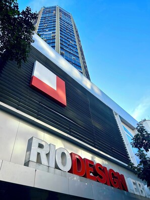 A building with a prominent 'RIO DESIGN' sign, featuring a modern architectural style with a glass facade and a red and white logo. - Apartment in Leblon, Rio de Janeiro!
Best neighborhood, 2 blocks from the beach. (Rio de Janeiro)