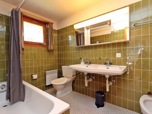 Ein Badezimmer mit Badewanne, Toilette, Bidet und Waschbecken.