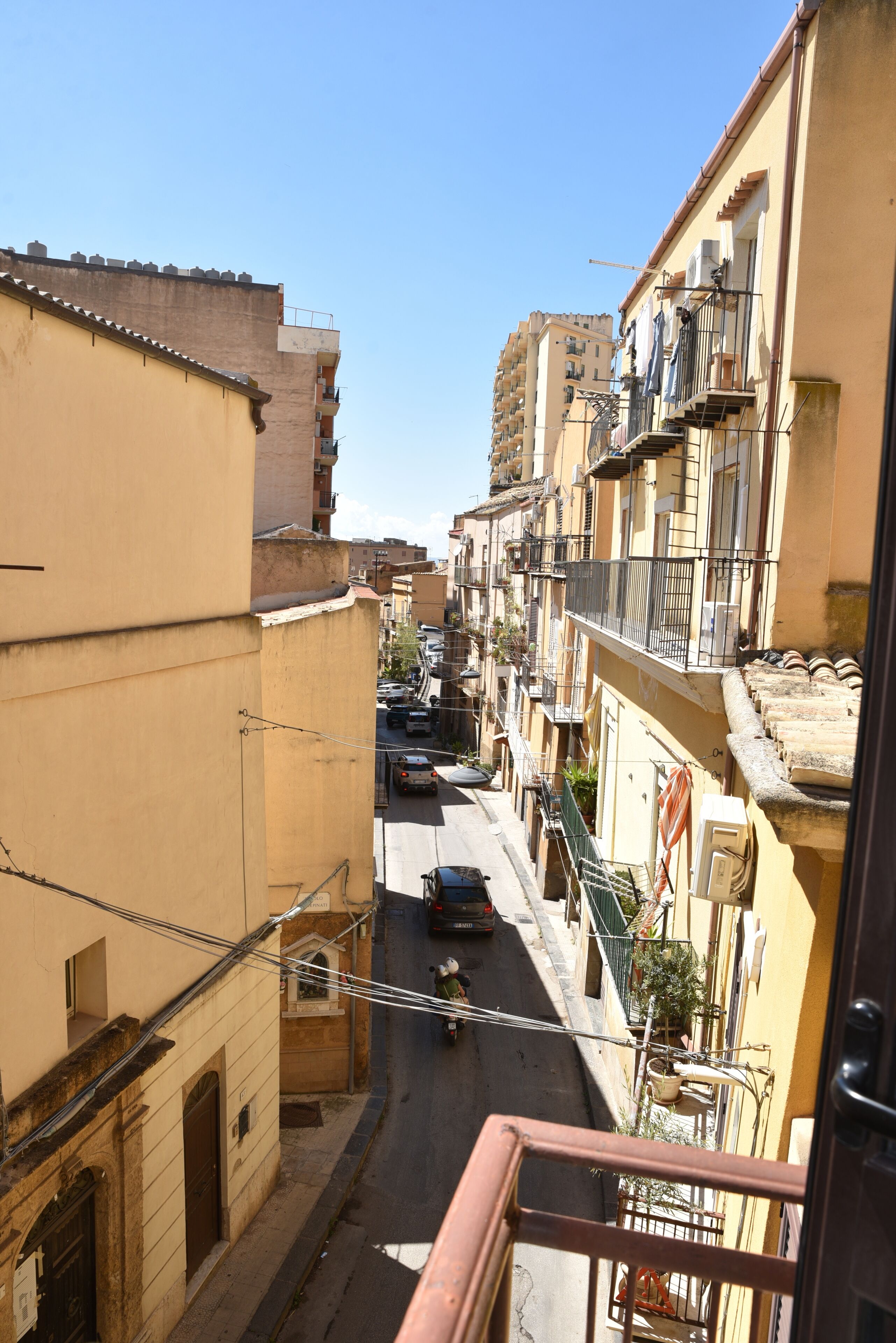 Chambre Quadruple, balcon, vue cour intérieure | Enceinte de l’hébergement