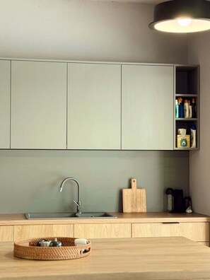 Coffee/tea maker, fridge, microwave, oven