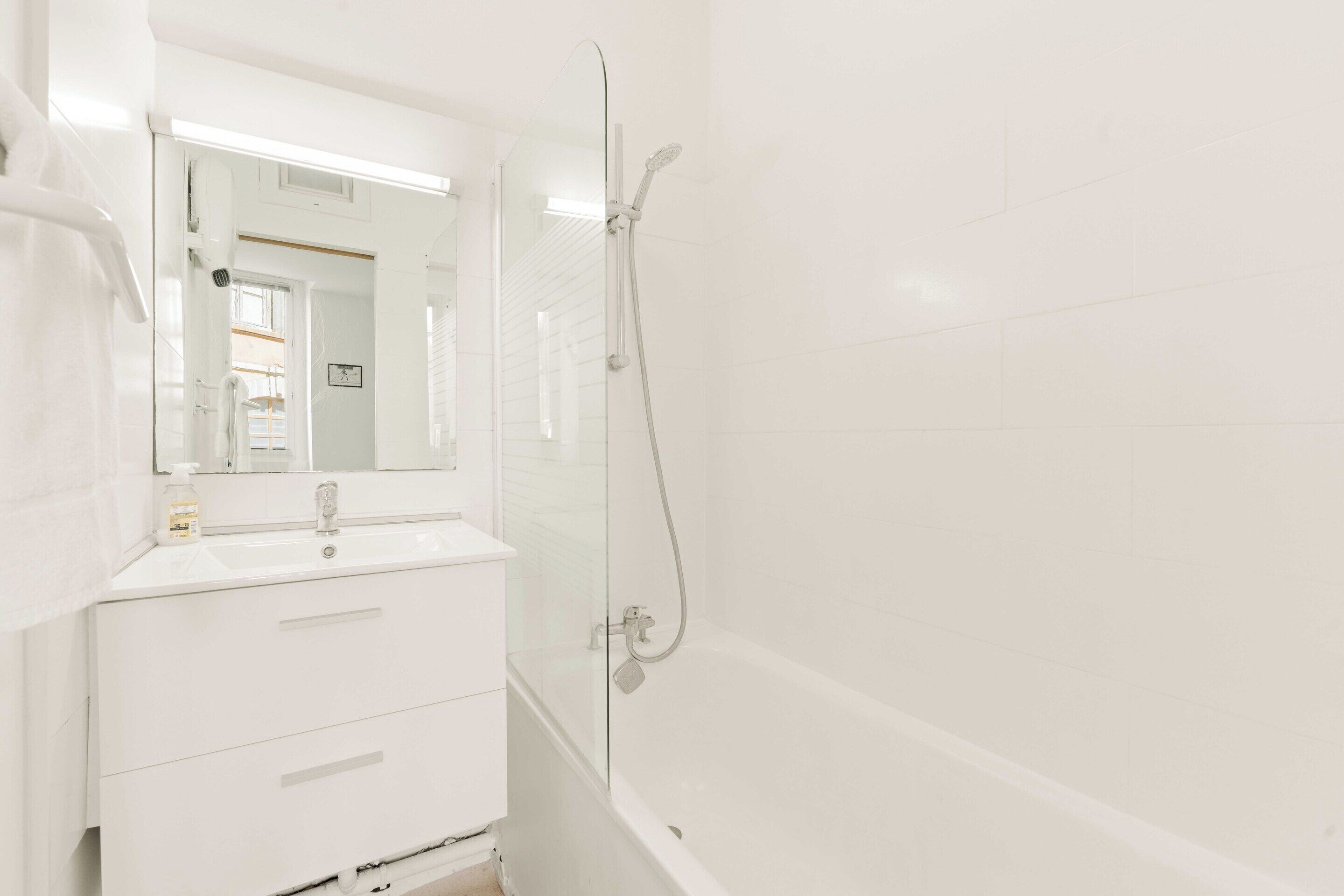 Apartment | Bathroom | Bathtub, hair dryer, towels, shampoo