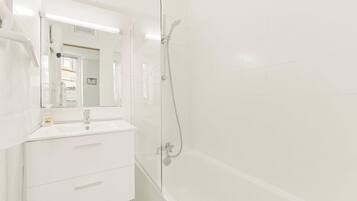 Apartment | Bathroom | Bathtub, hair dryer, towels, shampoo