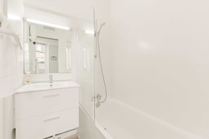 Departamento | Baño | Tina, secadora de cabello, toallas, shampoo 