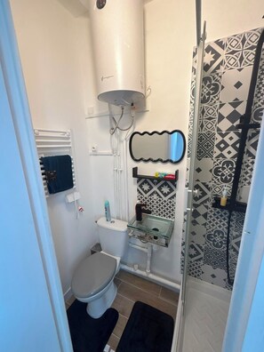 Bathroom - Vrbo Property (Saint-Ouen-sur-Seine)