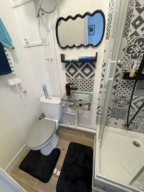 Bathroom - Vrbo Property (Saint-Ouen-sur-Seine)