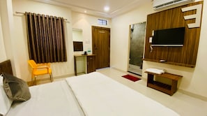 Deluxe Room | Desk, free WiFi, bed sheets - Maa Kripa Hotel (Ujjain)