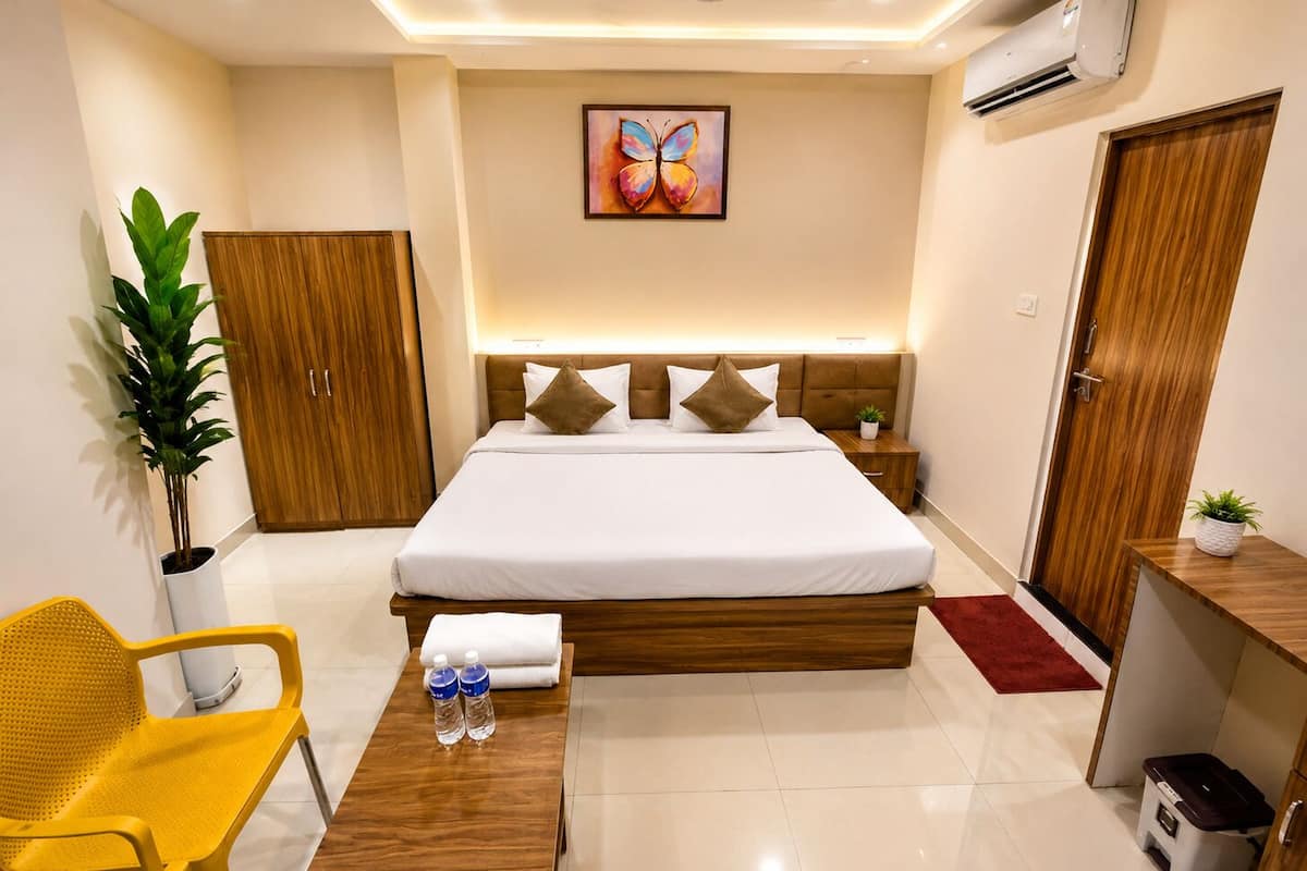 Superior Double Room | Desk, WiFi (free), bed sheets