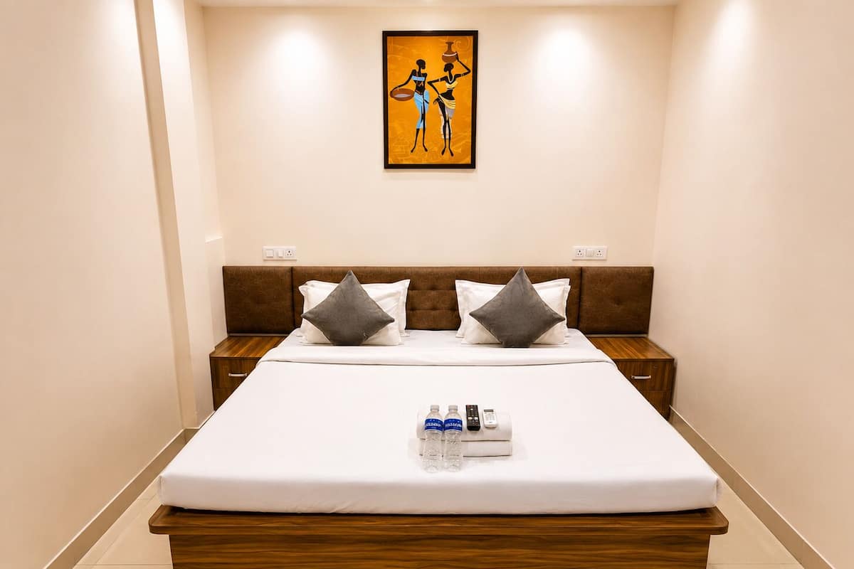 Deluxe Room | Desk, WiFi (free), bed sheets
