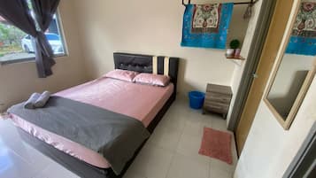 Escritorio, wifi gratis y ropa de cama