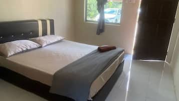 Deluxe Triple Room | Desk, WiFi (free), bed sheets