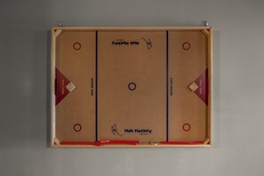 Una pista de hockey con estructura de madera, zonas de gol y un círculo central.