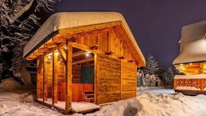 Eine Holzdiele mit überdachter Veranda, umgeben von Schnee.